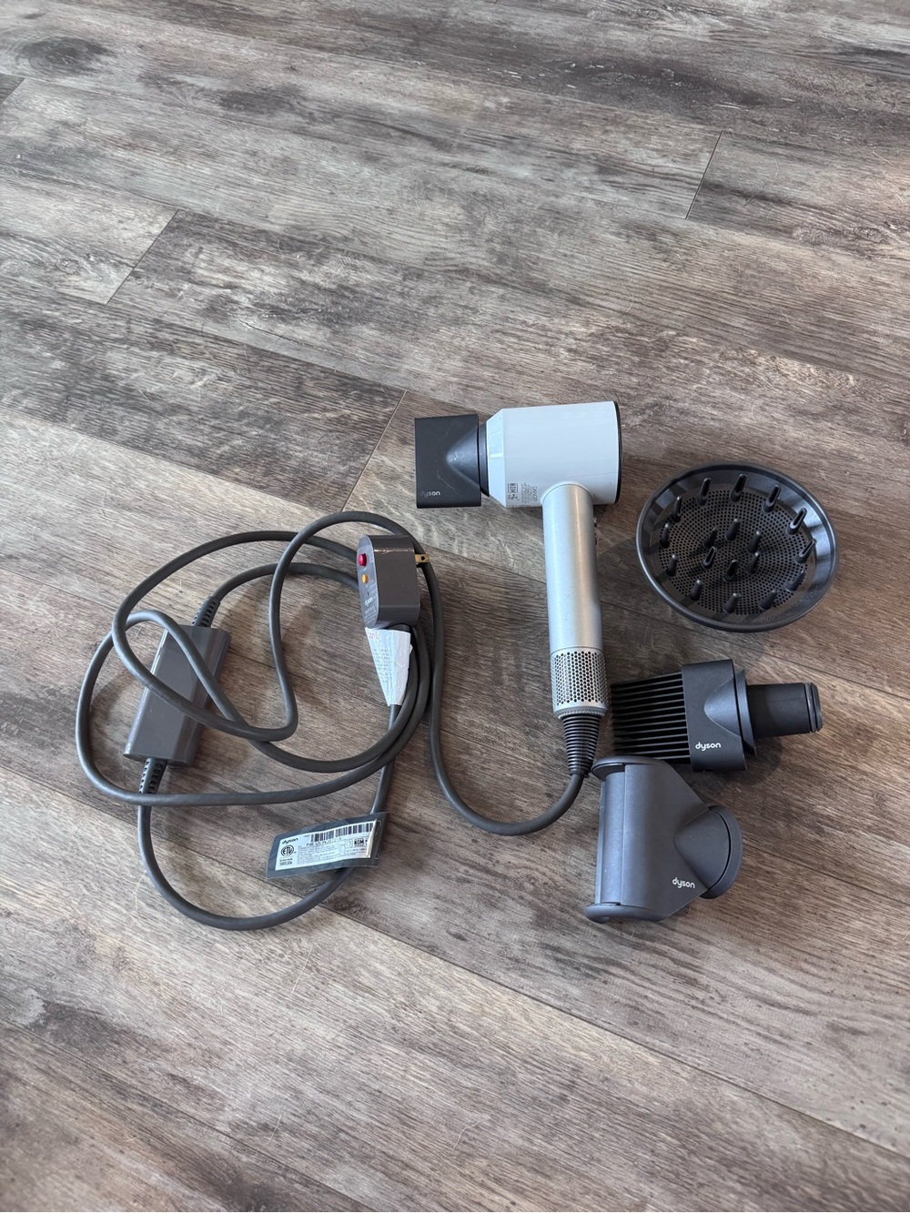 Dyson Supersonic Hair Dryer - White/Silver with Four Genuine Attachments